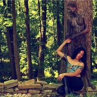 Karya Jen ini juga banyak dipuji. Apakah kamu menyadari kalau di belakang wanita yang tubuhnya dilukis seolah memakai busana hijau itu ada wanita lainnya yang berpose menjadi batang pohon? Coba perhatikan lagi. Foto: Instagram