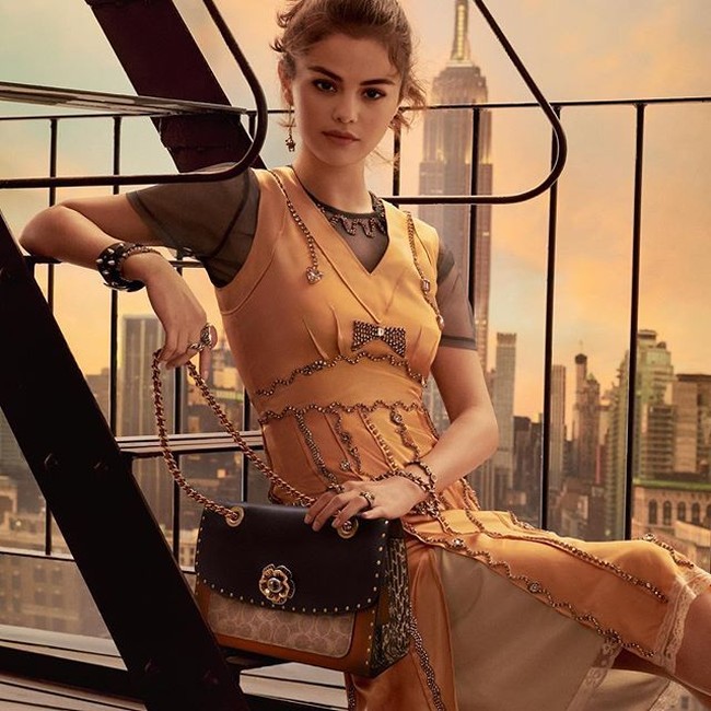 Warna jingga langit kota New York senada dengan warna tas dan baju yang dikenakan Selena untuk pemotretan Coach kali ini. Foto: Coach