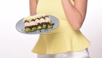 Berpose dengan baju kuning sambil memegang sepiring kue, Gisel mengajak followernya main tebak-tebakan. Siapa yang penasaran ini apa yang aku bawa? tulis Gisel dalam caption fotonya. Foto: Instagram