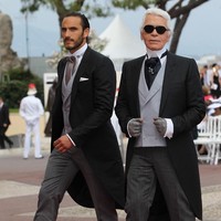 Selain kacamata dan rambut putih, ekspresi datar mungkin juga menjadi salah satu ciri khas Karl Lagerfeld. Creative director Chanel ini lebih memilih berpose diam dan tanpa ekspresi saat berfoto. Foto: Getty Images