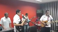 Sandiaga tampak memainkan gitar elektrik dengan masih memakai baju dinasnya. Dia diajak bermain musik oleh Ketua BKD DKI Agus Suradika bersama band Pemprov DKI. Foto: (Dok. Istimewa).