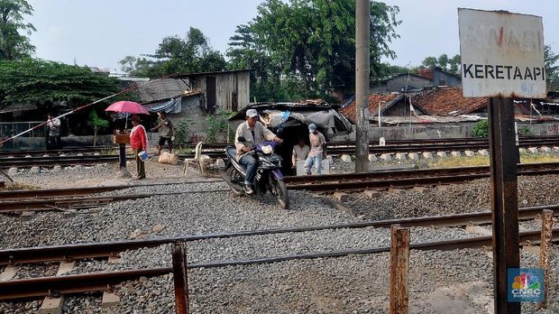 Ibu Sri Wiyani (60) seorang penjaga pintu kereta api saat ditemui di kawasan Klender, Jakarta Timur, Kamis (4/1/2018). Pintu perlintasan yang terbuat dari bambu itu dijaga Ibu Sri sejak tahun 1983.