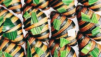 Croissant bi-color yang satu ini belum punya nama. Tapi rasanya adalah paduan peppermint dan choco fudge. Bagian dalam croissant diisi dengan choc mint ganache yang lembut. Foto: Istimewa