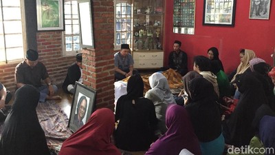 Begini Suasana di Rumah Duka Yon Koeswoyo