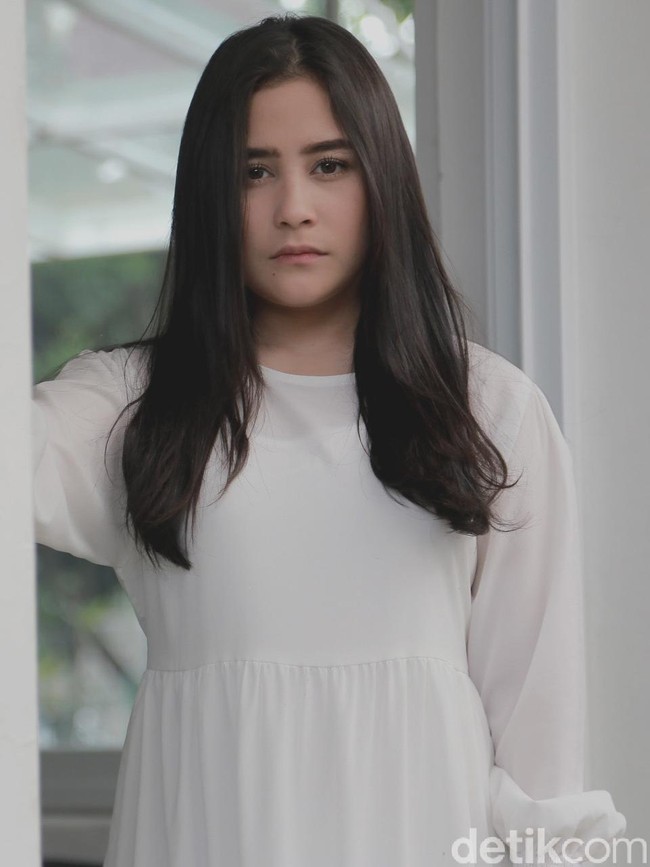 Rambut Prilly Latuconsina selalu hitam dan ditata bergelombang, kadang dibiarkan lurus tergerai. Foto: Hanif Hawari