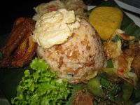 Raos Pisan! Makan Siang dengan Nasi Tutug Oncom Berlauk Komplet di Sini