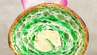 Penasaran dengan bagian dalamnya? Inilah penampakan croissant bi-color setelah dibelah. Tetap cantik dan menarik kan? Foto: Istimewa