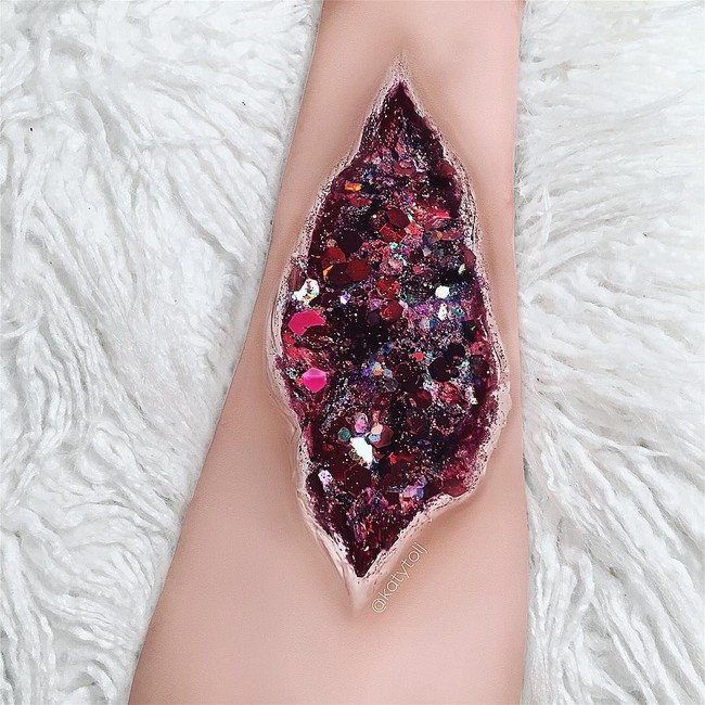 Tak hanya di bagian wajah, Katy juga membuatnya makeup geode di tangannya.  Foto: dok. Instagram (katytolj)