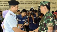 Hadi Tjahjanto mengucapkan selamat kepada Muhammad Syaugi. Pool/Puspen TNI.