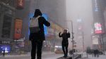 Foto: Sibuknya Para Petugas Bersihkan Salju di Times Square