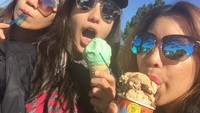 Kalau ini aksi Pevita dan teman-temannya saat sedang menikmati es krim. Foto: Instagram Pevita Pearce
