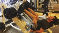 Squat memang bisa melatih kekuatan kaki. Tapi Hugh Jackman tak ketinggalan menambahkan latihan leg presses agar kakinya kokoh. Foto: Instagram @thehughjackman