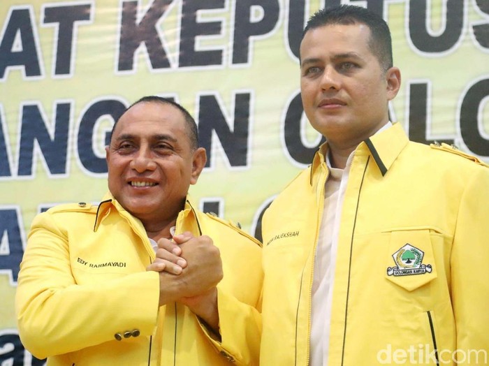 Golkar Umumkan Bakal Calon Kepala Daerah

Ketua Umum Partai Golkar Airlangga Hartarto berfoto bersama bakal calon kepala daerah di DPP Partai Golkar, Jakarta, Jumat (5/1/2018). Para bakal calon kepala daerah ini akan mengikuti Pilkada serentak pada tahun 2018. Grandyos Zafna/detikcom