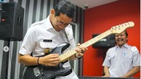 Sandiaga memposting foto-fotonya saat ngeband di akun Instagramnya. Dia pun memberikan caption, kami pun mulai memainkan lagu kenangan zaman old. Foto: (Dok. Istimewa).