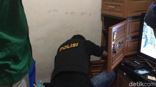 Polisi Geledah Rumah Tersangka Ganja 1,3 Ton di Tebet