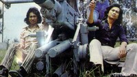 Mereka pun kembali namun dengan format baru akibat masuknya Murry yang mengisi posisi Nomo Koeswoyo sebagai drummer serta Totok AR pada bass. Grandyos Zafna/repro dok. Pribadi