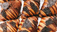 Berbeda dengan croissant cokelat biasanya. Croissant cokelat bi-color ini diberi isi dark chocolate ganache yang creamy kemudian dibagian toppingnya diberi cacao nib nougatine yang renyah serta taburan bubuk cekelat. Pencinta cokelat sudah tergoda? Foto: Istimewa