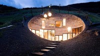 Rumah bawah tanah tersebut dibangun dari hasil kolaborasi antara arsitek Belanda, SeARCH, dan arsitek Christian Muller. Lokasinnya berada di Swiss village of Vals, dan cukup sulit untuk ditemukan. Istimewa/homedit.com
