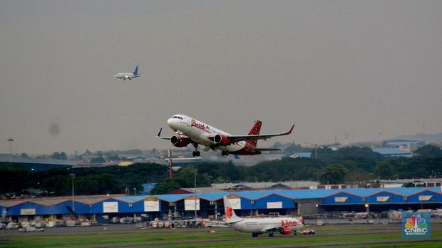 Sejumlah pesawat dari berbagai maskapai penerbangan di pelataran pesawat Soekarno Hatta, Tangerang, Banten, Kamis (4/1/2018)