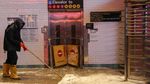 Foto: Sibuknya Para Petugas Bersihkan Salju di Times Square