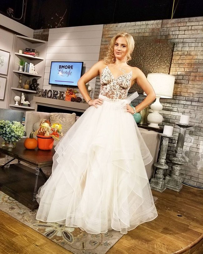 Karya Jen memang begitu mengagumkan karena dia bisa melukis dengan detail yang rumit seperti karya gaun pengantin ini. Foto: Instagram