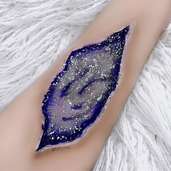 Katy mengaku sejak kecil sudah menyukai dunia makeup dan memiliki ketertarikan dengan bentuk indah dari batu geode. Aku sangat suka dengan bentuk dan warnanya, kata Katy kepada Pop Sugar.  Foto: dok. Instagram (katytolj)