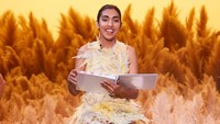 Ini Rupi Kaur yang terkenal sebagai pembuka tren Instapoet. Sajak-sajaknya tentang tubuh dan apa yang dialami perempuan adalah karya yang dihadirkannya. Follow dia di akun @rupikaur_ . Foto: Rupi Kaur/ Instagram