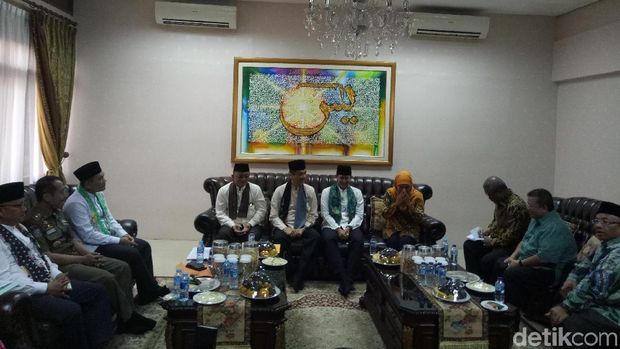  Wakil Gubernur DKI Jakarta Sandiaga Uno berkonsultasi soal perluasan Taman Makam Pahlawan (TMP) Kalibata saat bertemu Menteri Sosial Khofifah Indar Parawansa, Jumat (5/1/2018)