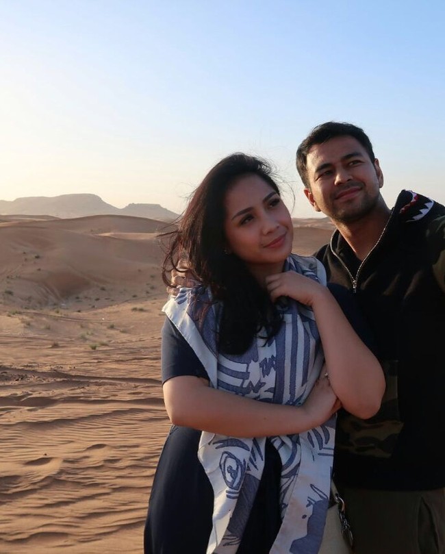 Berlibur di Dubai tanpa mengunjungi gurun pasir tentu kurang lengkap. Nagita Slavina dan Raffi Ahmad pun berpose di kawasan gurun pasir di Dubai. Nagita terlihat menambahkan aksesori scarf pada busana polos yang dikenakannya. Scarf yang dipakainya datang dari brand Kenzo seharga US$ 240 atau sekitar Rp 3,2 juta. Foto: Instagram