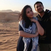 Berlibur di Dubai tanpa mengunjungi gurun pasir tentu kurang lengkap. Nagita Slavina dan Raffi Ahmad pun berpose di kawasan gurun pasir di Dubai. Nagita terlihat menambahkan aksesori scarf pada busana polos yang dikenakannya. Scarf yang dipakainya datang dari brand Kenzo seharga US$ 240 atau sekitar Rp 3,2 juta. Foto: Instagram