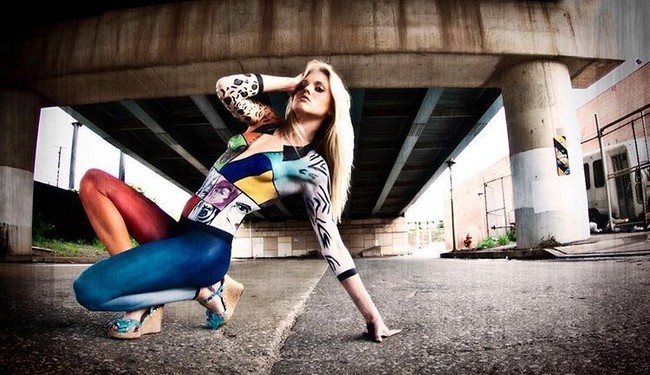 Jen melukis tubuh tanpa busana wanita ini menjadi busana playful warna-warni. Foto: Instagram