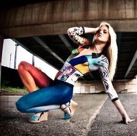 Jen melukis tubuh tanpa busana wanita ini menjadi busana playful warna-warni. Foto: Instagram