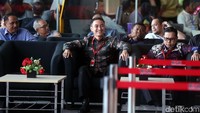 Senyum mengembang dari bibir Gubernur Jambi itu saat menunggu dipanggil penyidik di ruang tunggu KPK.