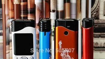 Nah kalau ini korek yang berpadu dengan ponsel. (Foto: Boredbug)