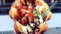 Bubble waffle dengan es krim menjadi populer. Wajar saja karena renyahnya waffle dipadukan dengan manisnya es krim. Yummy! Foto: Istimewa