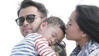 Mereka juga mengajak sang putra kesayangannya, Rafathar. Foto: Instagram/raffinagita1717