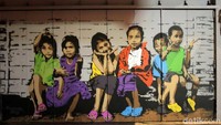 Hadir juga sejumlah mural yang mengisahkan cerita dan pesan tertentu. Misalnya seperti anak-anak yang tengah berkumpul (Randy/detikTravel)