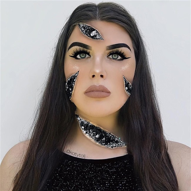 Makeup artist Katy Tolj yang memperkenalkan kreasi makeup geode. Wanita asal Australia itu membuat seni makeup yang terlihat bercahaya nan indah namun juga ngeri.  Foto: dok. Instagram (katytolj)