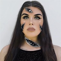 Makeup artist Katy Tolj yang memperkenalkan kreasi makeup geode. Wanita asal Australia itu membuat seni makeup yang terlihat bercahaya nan indah namun juga ngeri.  Foto: dok. Instagram (katytolj)