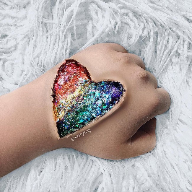 Kali ini bentuknya hati. Cantik ya, tapi juga ada efek ngeri seolah kulit terkelupas. Foto: dok. Instagram (katytolj)