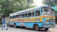 Rata-rata bus di Kota Kolkata bisa dibilang tidak lebih baik dari Metromini yang ada di Jakarta. Bus dalam kota ini ada yang memiliki ukuran lebih besar (Masaul/detikTravel)