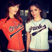 Jen juga kerap menerima tawaran pekerjaan dari brand yang ingin mempromosikan bisnisnya dengan cara unik. Seperti brand baju olahraga ini. Dua wanita cantik ini sebenarnya tidak memakai atasan, melainkan tubuhnya dilukis seolah memakai kaus bertuliskan Orioles. Foto: Instagram