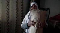 Wanita asal Palestina ini mengumpulkan rambutnya di dalam kain bantal. REUTERS/Raneen Sawafta.