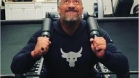 The Rock mengaku sepanjang karirnya, lututnya telah dioperasi sebanyak 5 kali. Untuk itu ia selalu menekankan latihan pada kekuatan kakinya. Foto: Instagram/therock