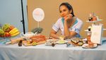 Lihat Gaya Cantik Pevita Pearce Saat Menyantap Makanan Favoritnya