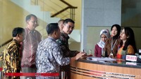 Zumi mengisi buku tamu KPK.