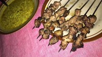 Kepopuleran Sate Klatak Pak Bari semakin naik ketika dijadikan sebagai lokasi shooting film AADC 2. Berada di area Pasar Jejeran, daging kambing yang ditusuk dalam jeruji besi ini dibakar hingga kecokelatan dan makin enak dinikmati bersama kuah gule. Sedap! Foto: Istimewa
