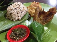 Raos Pisan! Makan Siang dengan Nasi Tutug Oncom Berlauk Komplet di Sini