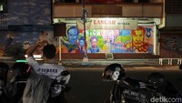Mural itu juga menarik perhatian masyarakat hingga wisatawan, khususnya saat malam hari. Semua orang berfoto selfie atau sekedar mengabadikan keindahan mural tersebut (Randy/detikTravel)
