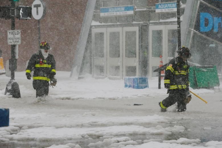 Badai Dahsyat di Boston Lumpuhkan Timur Utara AS Badai Dahsyat di Boston Lumpuhkan Timur Utara AS